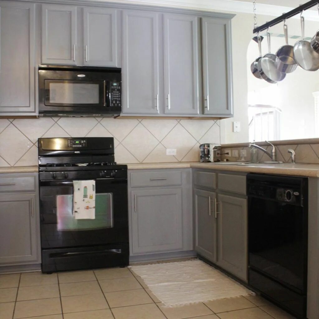 Кухня с черной бытовой техникой фото Gray Kitchen Cabinets With Black Appliances Trends# appliances #black #cab. in 2