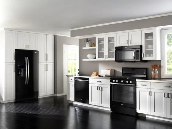 Кухня с черной бытовой техникой фото What Do You Think of Black for a Kitchen? Black appliances kitchen, Kitchen cabi