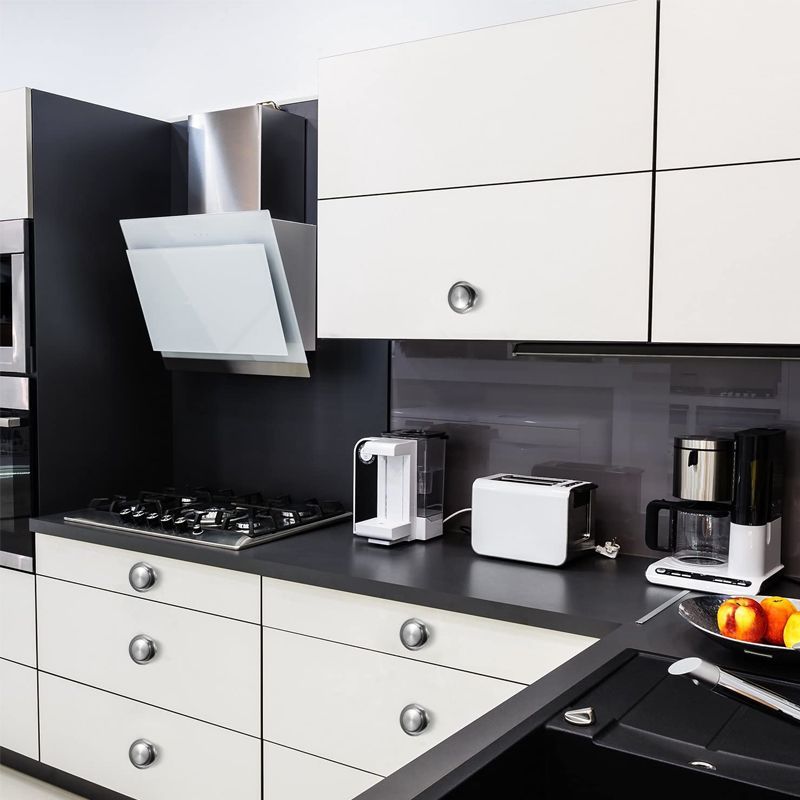 Кухня с черной бытовой техникой фото Ручка-кнопка мебельная BRANTE серебро, комплект 8 шт, BR906L - купить в ООО Пран