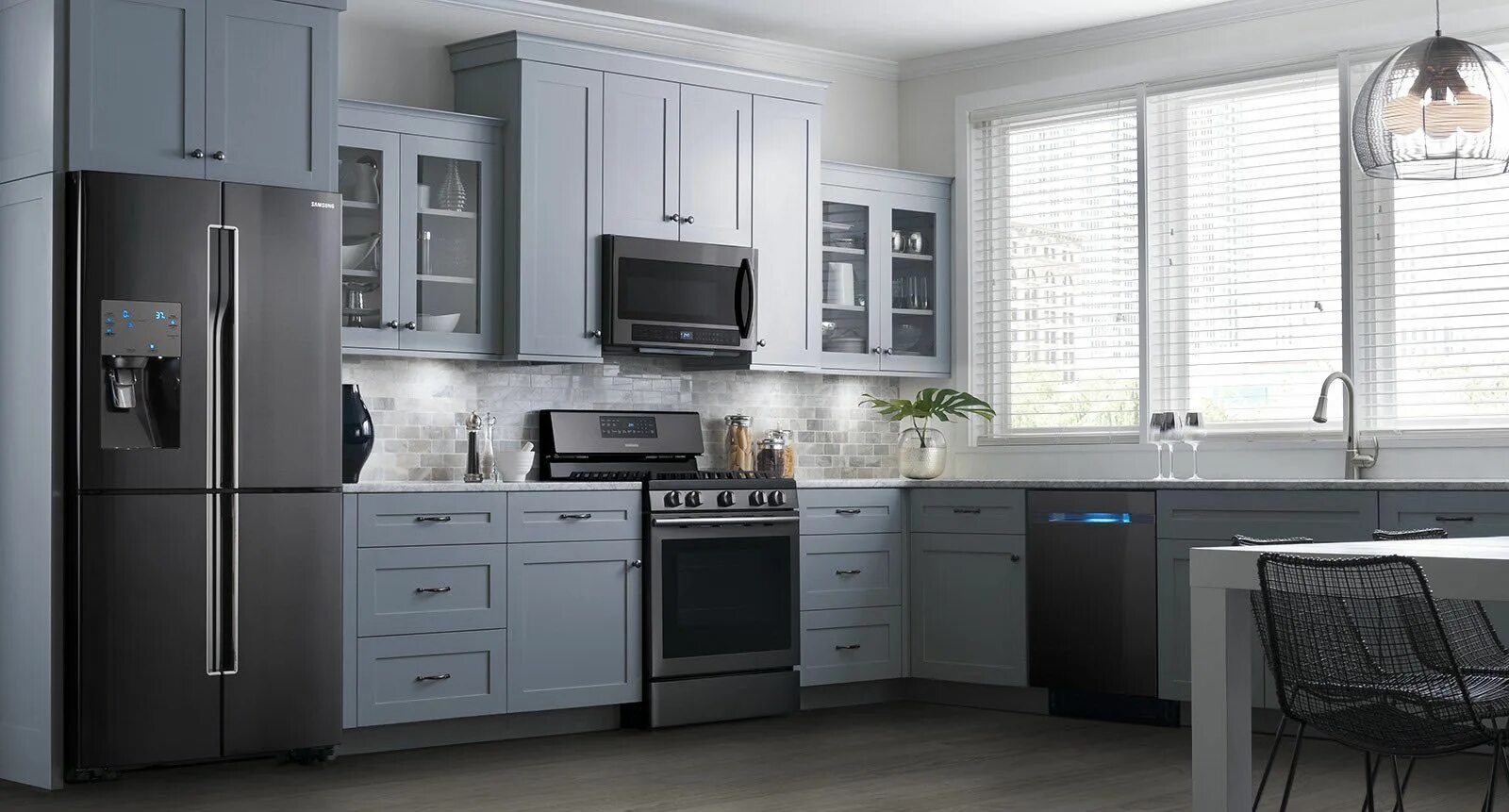 Кухня с черной бытовой техникой фото Home Appliances: Kitchen & Laundry Appliances Kitchen trends, Kitchen design, Ki