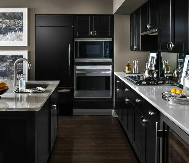 Кухня с черной бытовой техникой фото Get your amazing hidden kitchen with easy design’s ideas Small modern kitchens, 