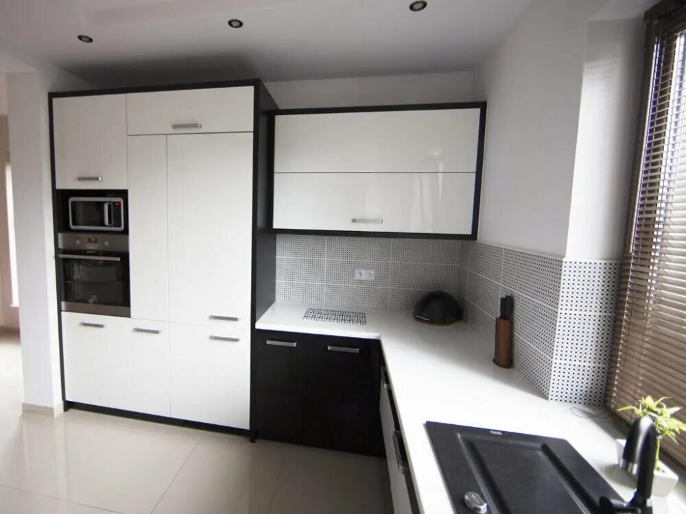 Кухня с черной бытовой техникой фото Белая кухня с черным холодильником и техникой - Дом Мебели.ру