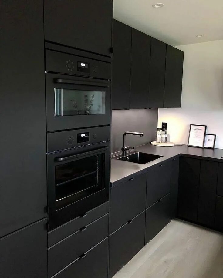 Кухня с черной бытовой техникой фото Pin on Kitchen in 2024 Modern kitchen design, Kitchen inspiration design, House 