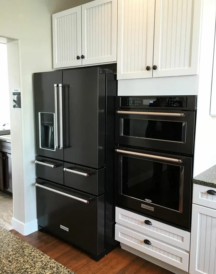 Кухня с черной бытовой техникой фото Hot Kitchen and Bathroom Trends for 2016 Bathroom trends, Black kitchens, Outdoo