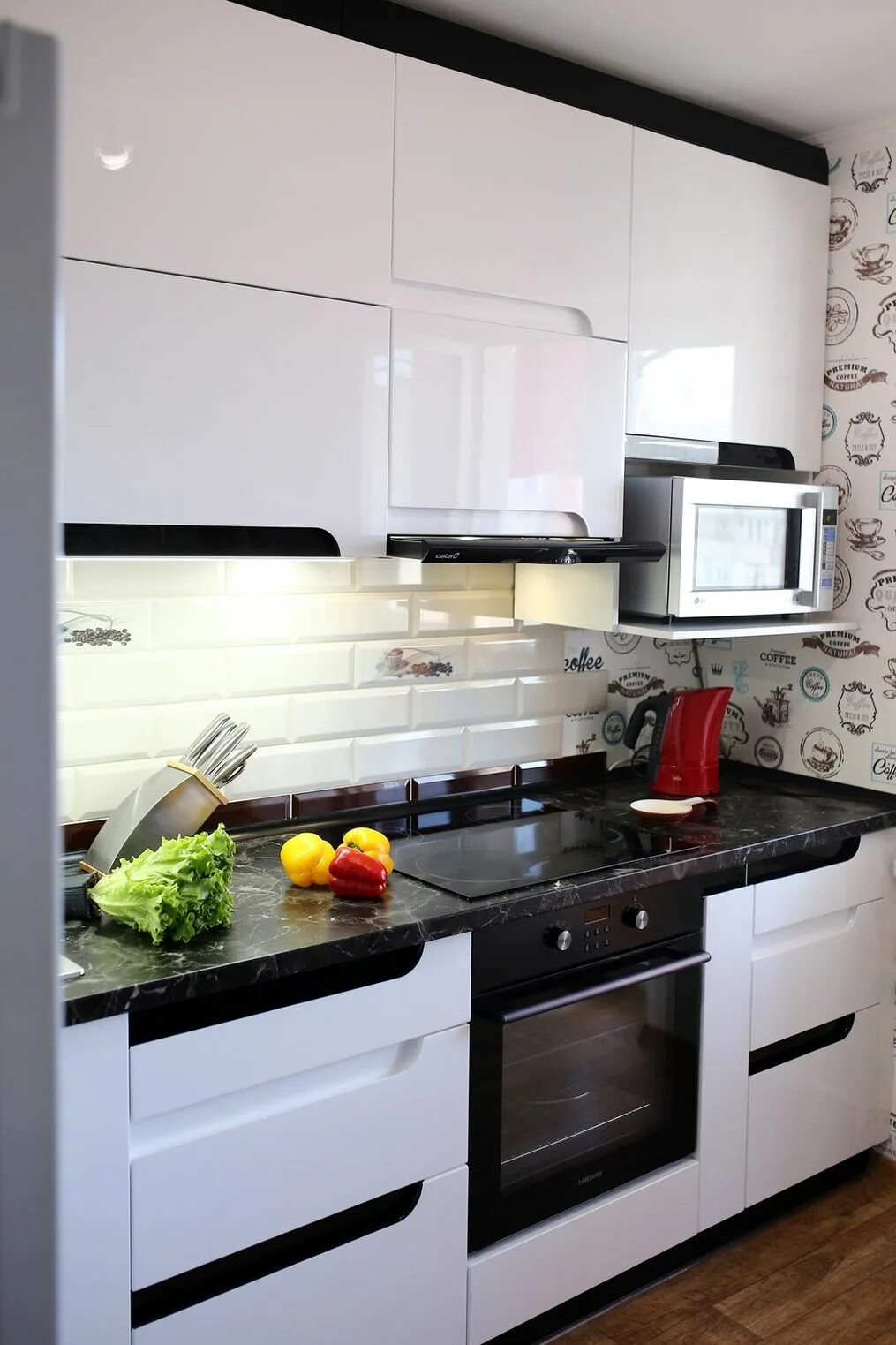 Кухня с черной столешницей фото Современные кухни Интеграция на заказ в Севастополе / Мебельная фабрика Арт Маст