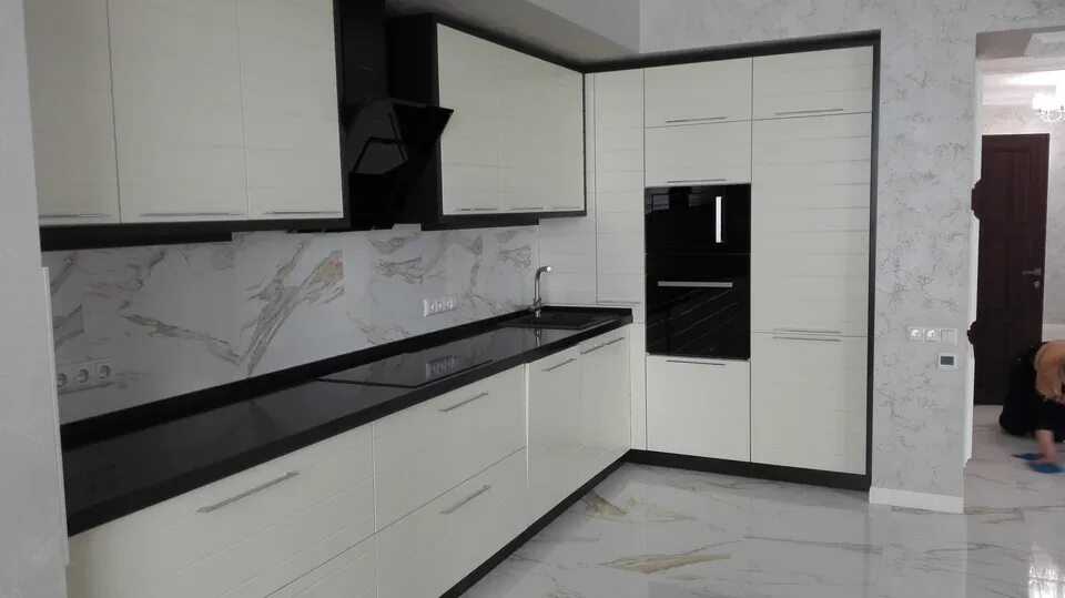 Кухня с черной столешницей фото Black base in the kitchen interior (54 Photos)