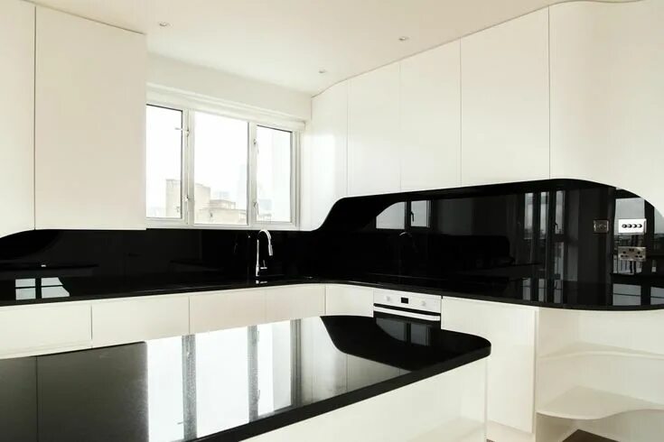 Кухня с черной столешницей фото Wapping Wrap - atmosstudio Kitchen inspiration design, Modern minimalist home, M