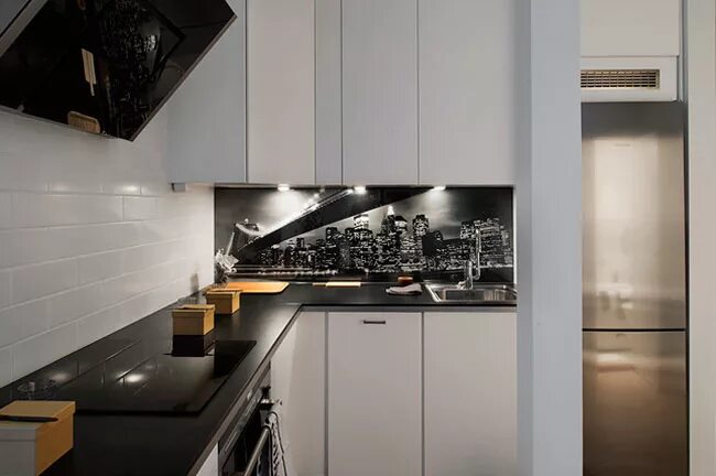 Кухня с черным фартуком фото Черный фартук на кухне из плитки