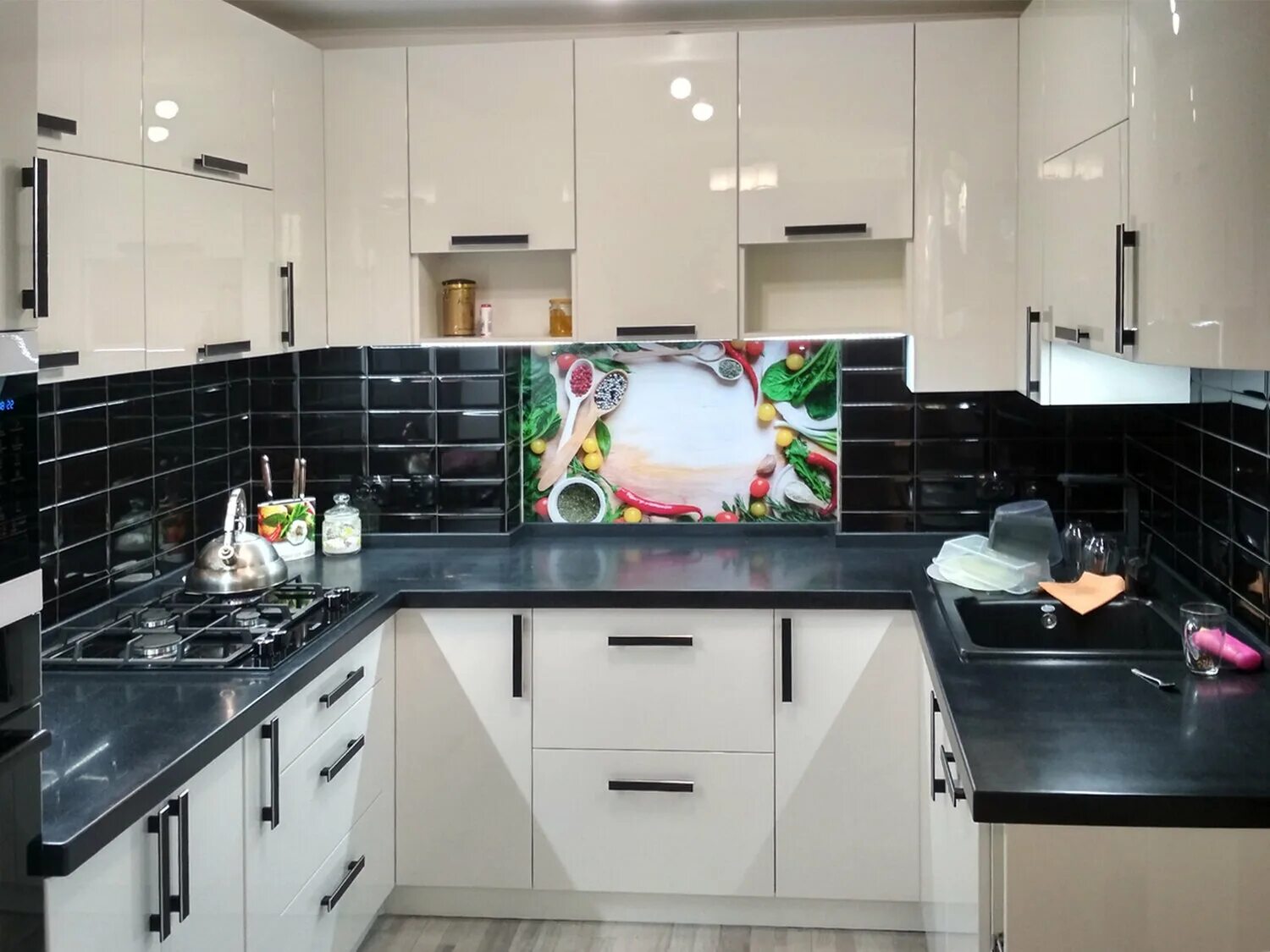 Кухня с черным фартуком фото Изготовление кухни в Красной Поляне - Ремонт и строительство: 120 мастеров по из