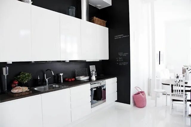 Кухня с черным фартуком фото boldempire in 2022 Sleek kitchen, Black walls, Kitchen interior