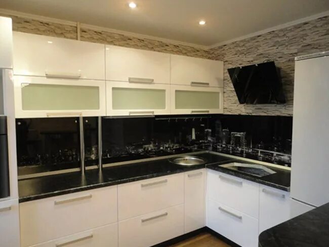 Кухня с черным фартуком фото Кухня угловая с фотопечатью на стеновой панели