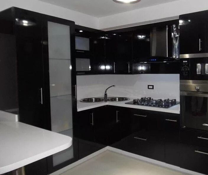 Кухня с черным гарнитуром фото Угловая кухня № 10