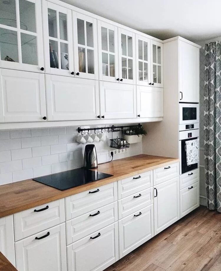 Кухня с черными ручками в интерьере Пин на доске Home decor Кухня в белых тонах, Перепланировка кухни, Интерьер кухн