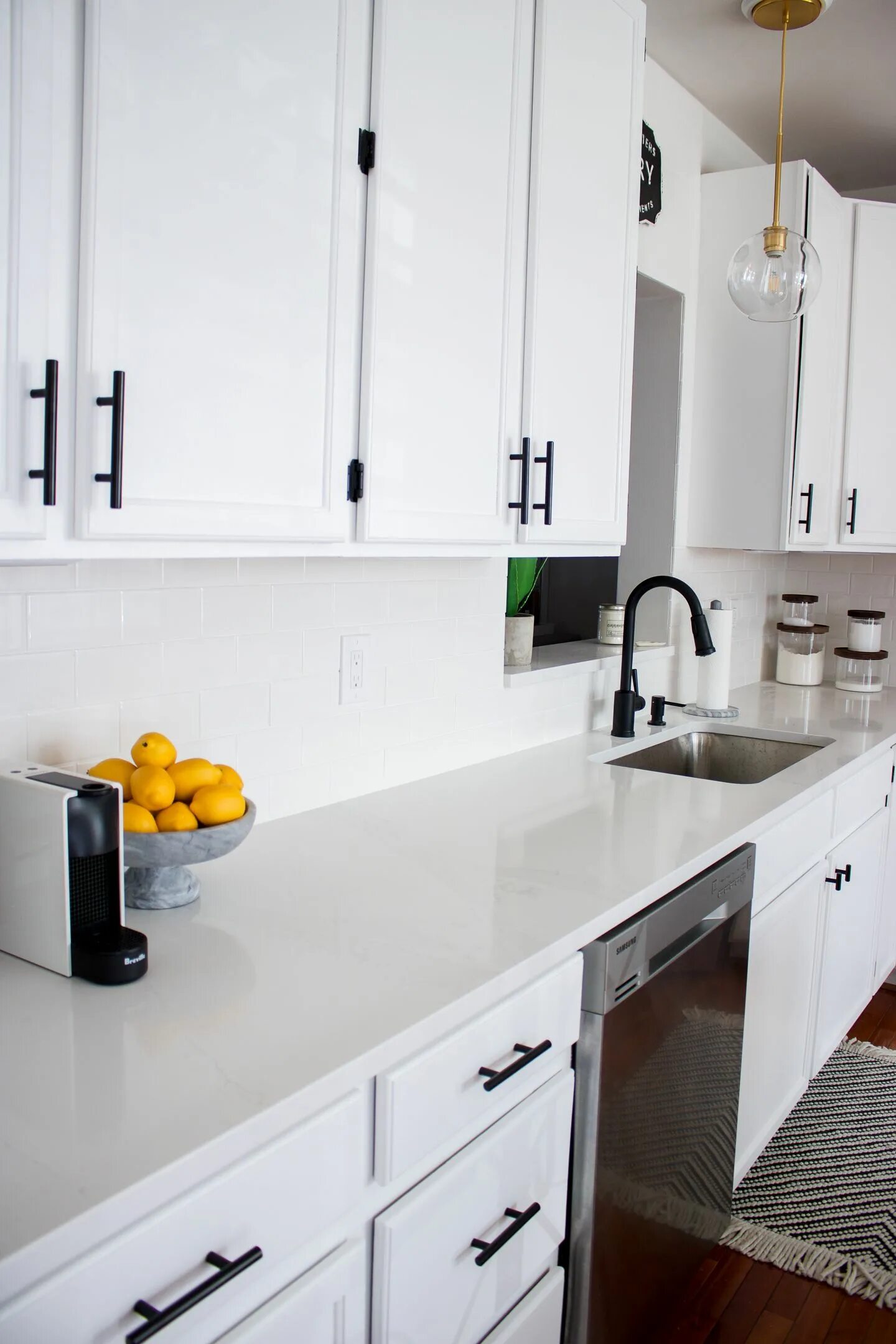 Кухня с черными ручками в интерьере White Kitchen with Black Pulls