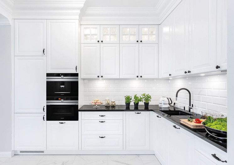 Кухня с черными ручками в интерьере Układy kuchenne - kuchnia w kształcie L - projekty kuchni - Kuchenny.com.pl Cuci