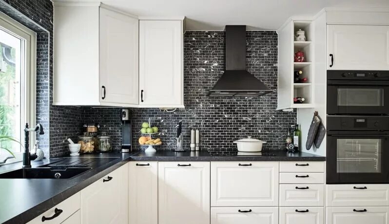 Кухня с черными ручками в интерьере ТД Сервер: всё для мебели, мебельная фурнитура, ЛДСП в ассортименте