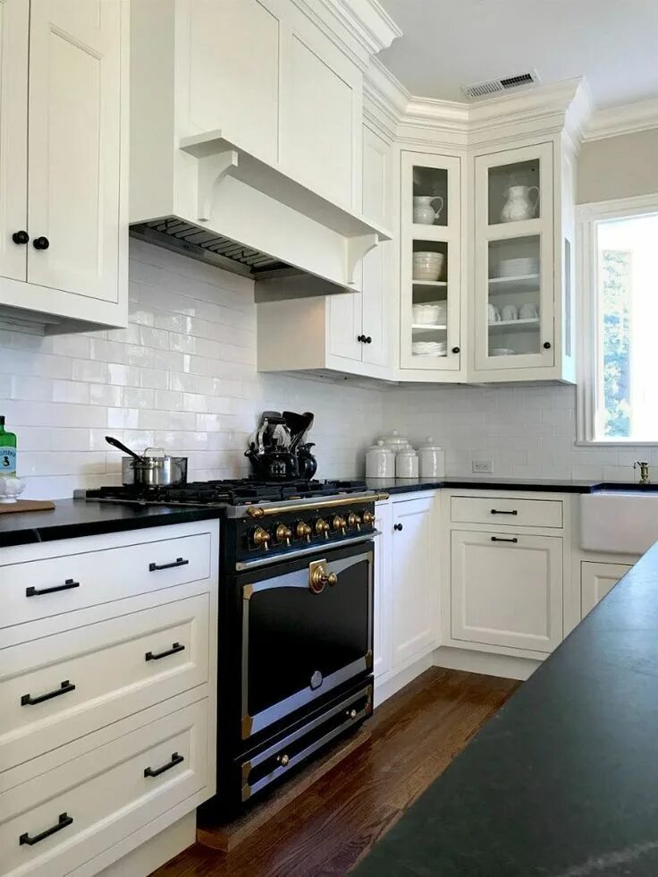 Кухня с черными ручками в интерьере Sisal Rugs Shocker + A Gorgeous Home You'll Want To See White kitchen interior, 