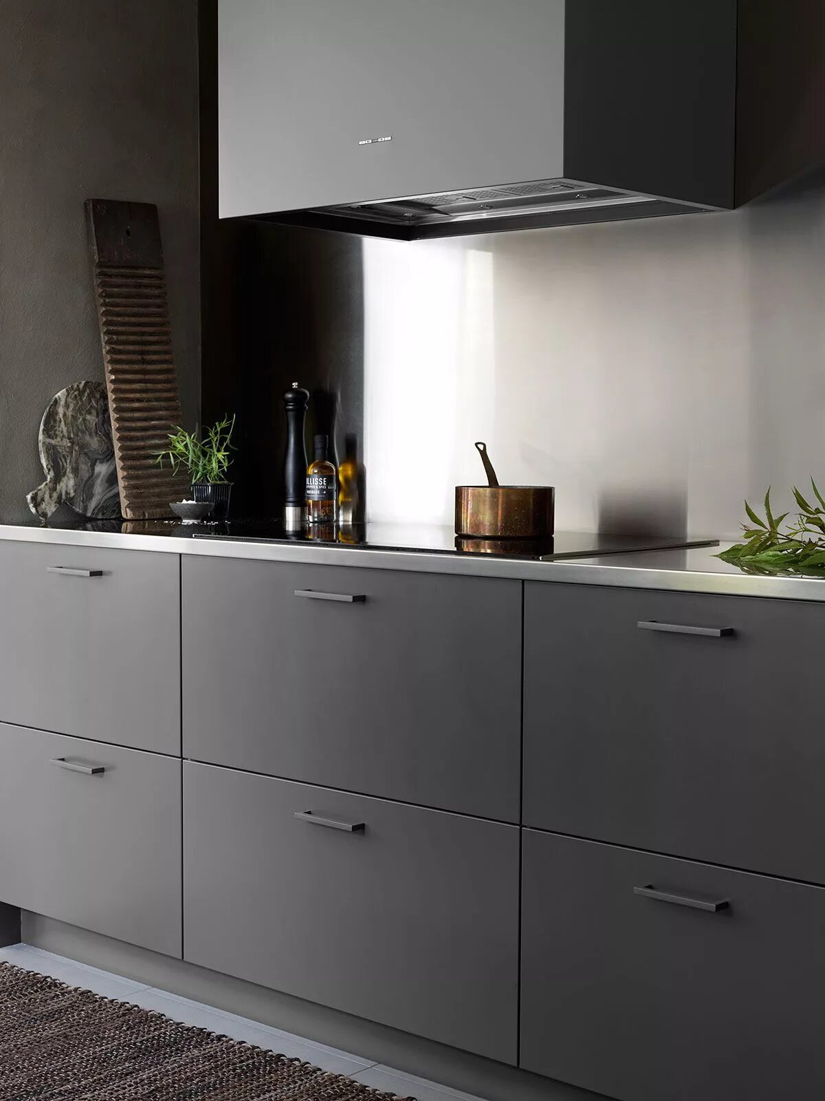 Кухня с черными ручками в интерьере Grått kök - Bistro peppargrå Home decor kitchen, Kitchen interior design modern,