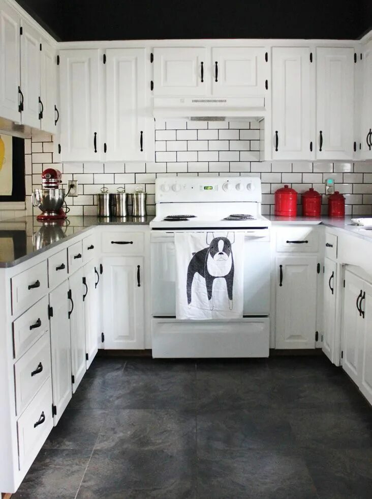 Кухня с черными ручками в интерьере Love this kitchen inspiration - white cabinets & black hardware - the floors are