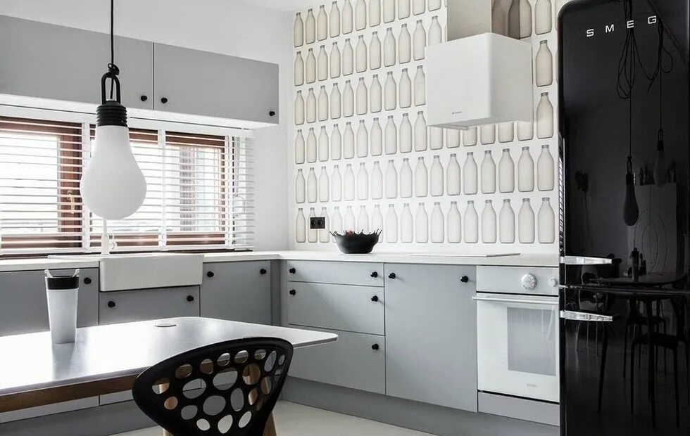 Кухня с черными ручками в интерьере Как зонировать квартиру-студию: 46 квадратных метров в Польше - INMYROOM