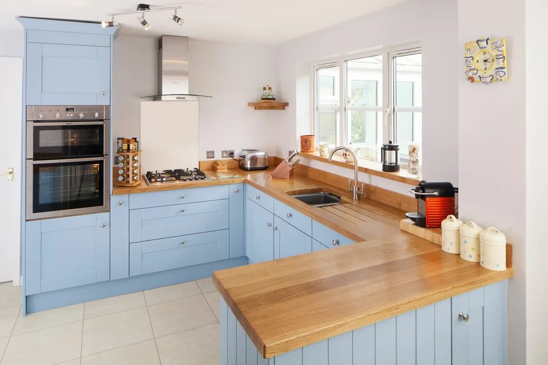 Кухня с деревянной столешницей фото Pin by Nancy Robertson on Lulworth Blue Kitchen cabinets uk, Kitchen design, Blu