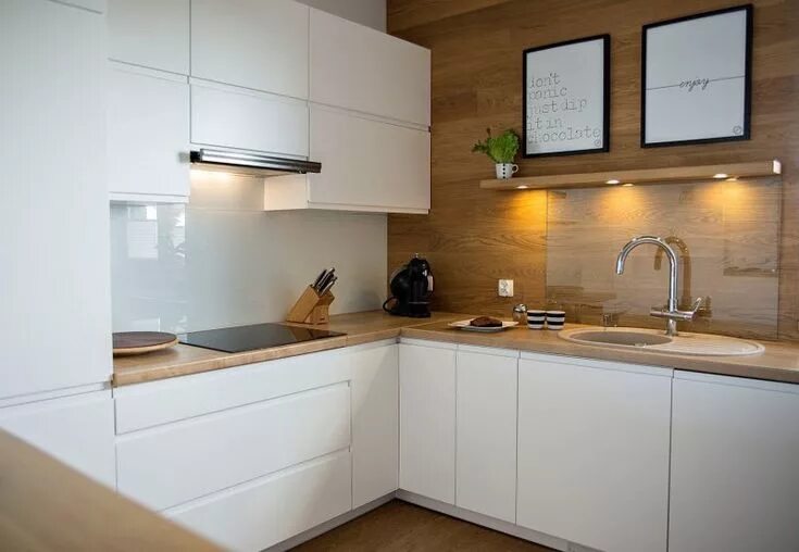 Кухня с деревянной столешницей фото plan de travail cuisine et dosseret en stratifié et armoires sans poignées Moder