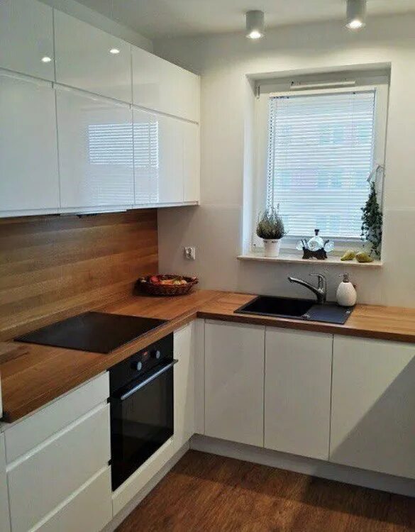 Кухня с деревянной столешницей фото Угловая кухня с глянцевыми белыми фасадами из МДФ