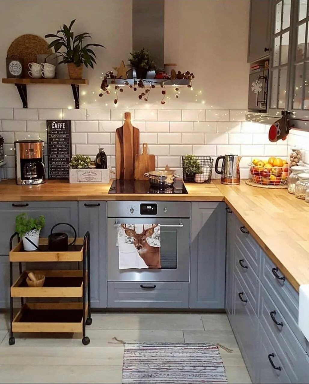 Кухня с деревянной столешницей в интерьере Уютная сканди-кухня Небольшие кухни, Планы кухни, Интерьер кухни