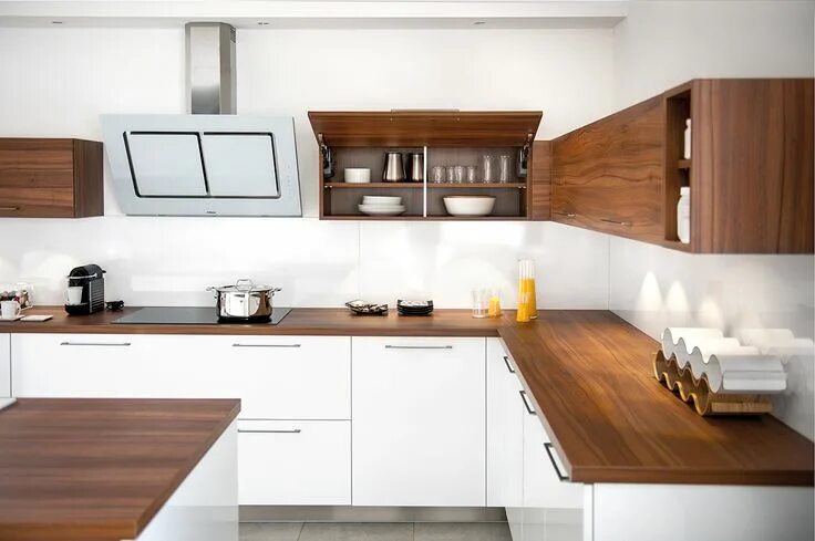 Кухня с деревянной столешницей в интерьере Las cocinas blancas vuelven a ser tendencia Cocina blanca y madera, Cocinas blan