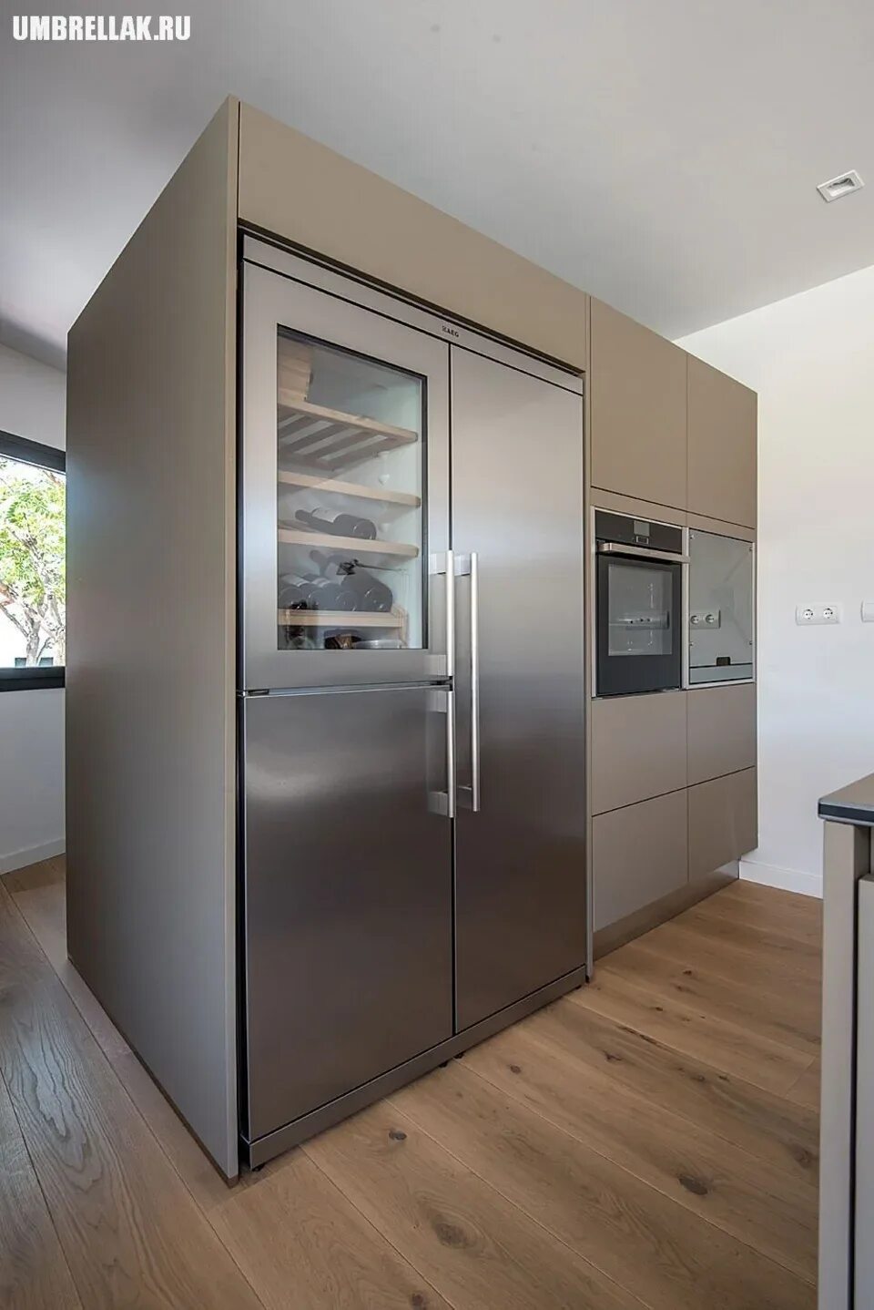 Кухня с двухдверным холодильником в интерьере фото Double door refrigerator in the kitchen interior (45 Photos)