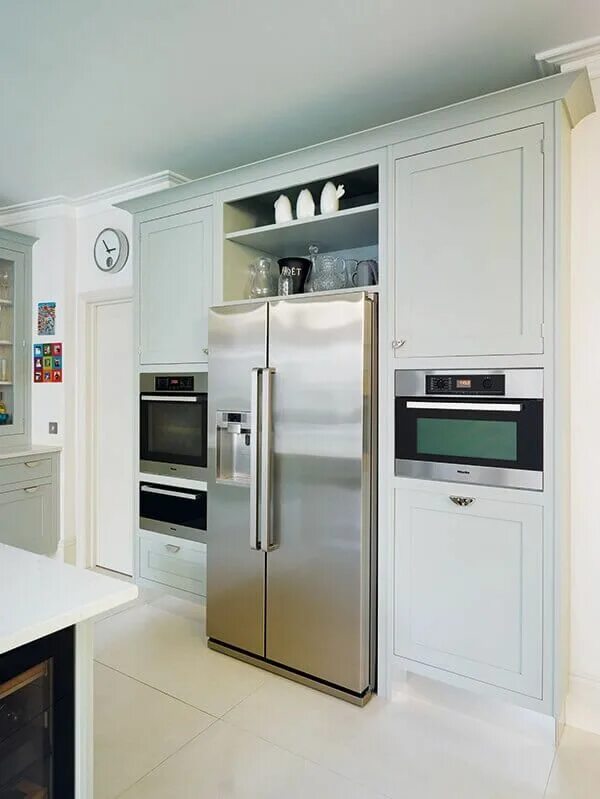 Кухня с двухдверным холодильником в интерьере фото Light, Blue and Airy - by Smallbone of Devizes - The Kitchen Think Kitchen room 