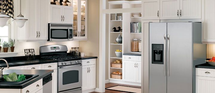 Кухня с двухдверным холодильником в интерьере фото kitchen appliances color Kitchen remodel design, White kitchen design, Kitchen r