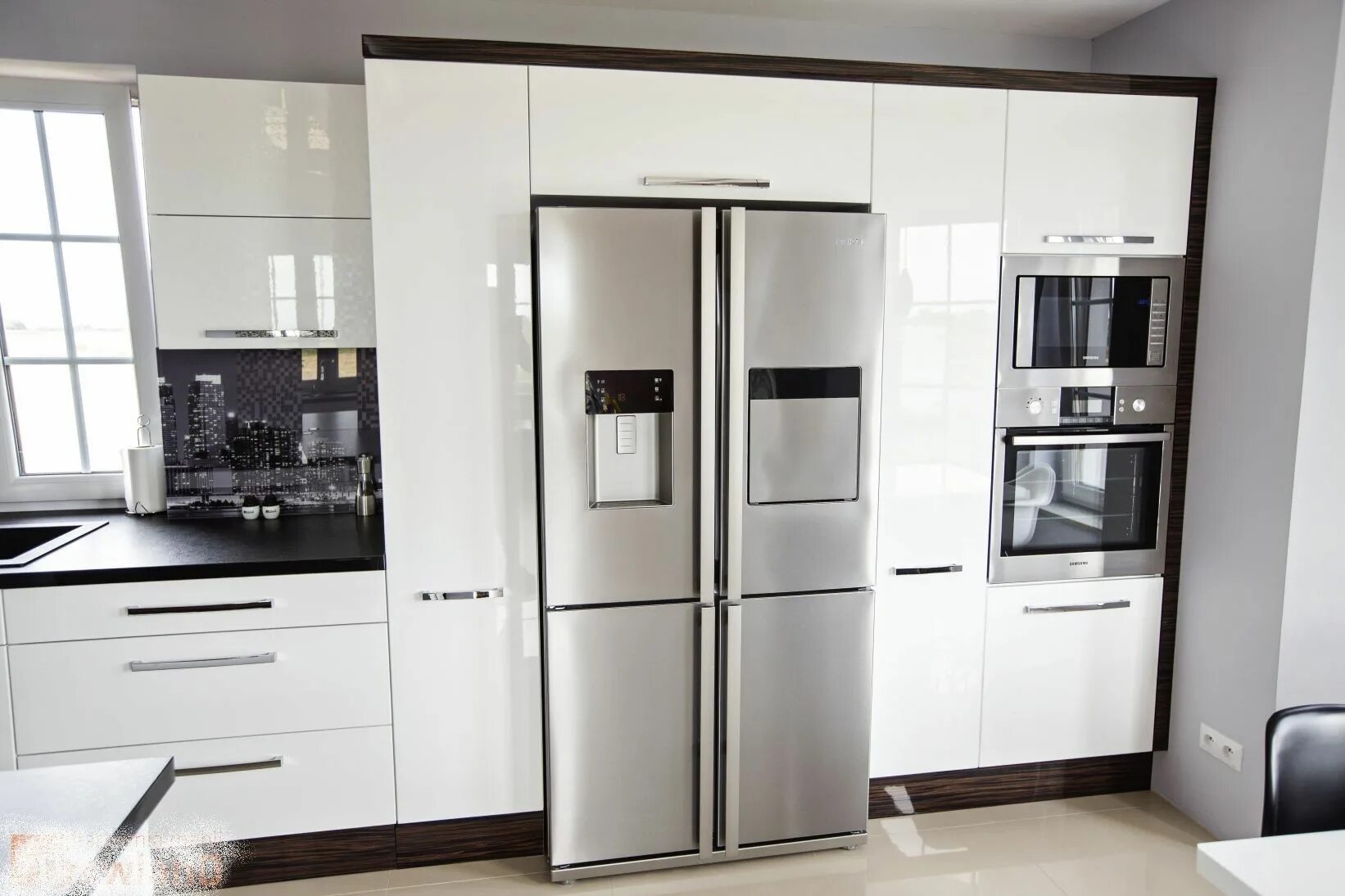Кухня с двухдверным холодильником в интерьере фото Modern White Kitchen with Stainless Steel Appliances