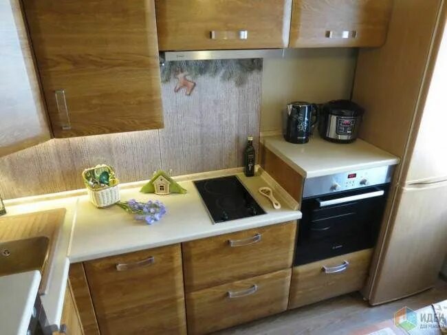 Кухня с двухкомфорочной варочной панелью фото Дизайн угловой кухни 8 кв.м под дерево с балочным потолком Kitchen, Home decor, 