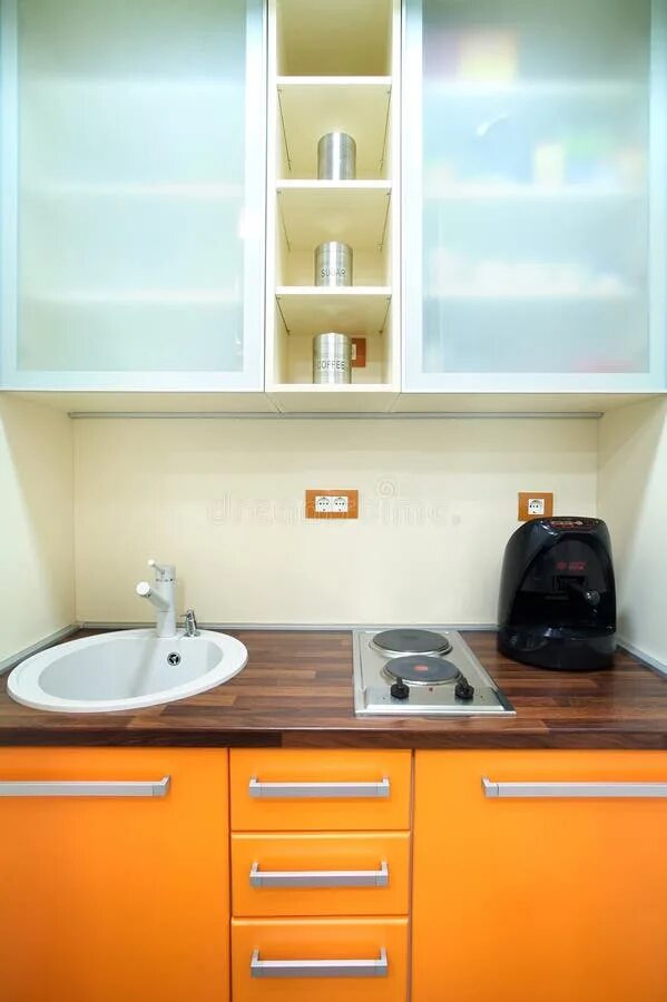 Кухня с двухкомфорочной варочной панелью газовой фото Small Kitchen stock image. Image of orange, office, desk - 18019517