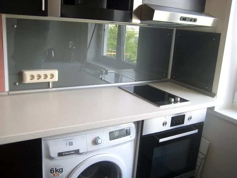 Кухня с двухкомфорочной варочной панелью газовой фото Звездочки сквозь стекло Кухонные стеклянные фартуки