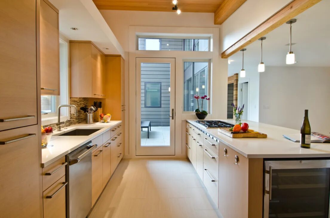 Кухня с двумя дверьми планировка Natural maple cabinets Galley kitchen design, Kitchen layout, Galley kitchen rem