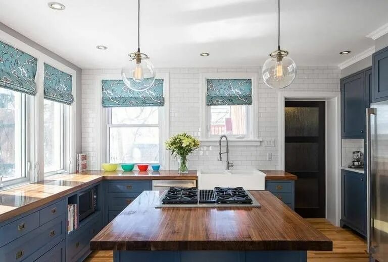 Кухня с двумя окнами дизайн Кухня с двумя окнами на разных стенах в частном доме: фотографии интерьера