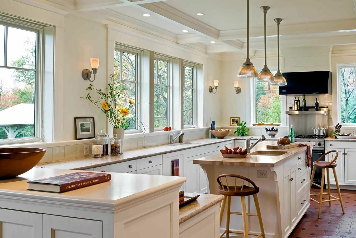 Кухня с двумя окнами фото Home Tour: Shingle-style home in New Hampshire with inviting touches Farmhouse k