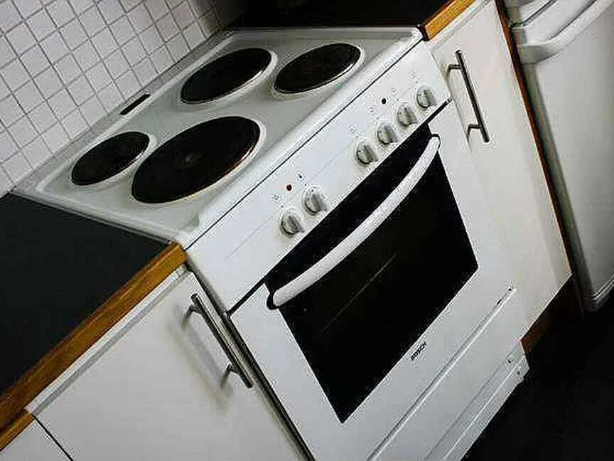 Кухня с электрической плитой фото запчасти на электроплиту горение - Авито Объявления в Краснодаре: недвижимость, 