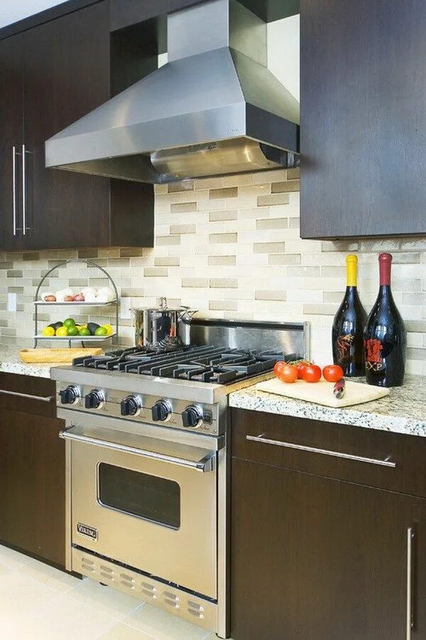 Кухня с газовой плитой дизайн фото Multicolored subway tile backsplash. Love the subway tile backsplash in 3 differ