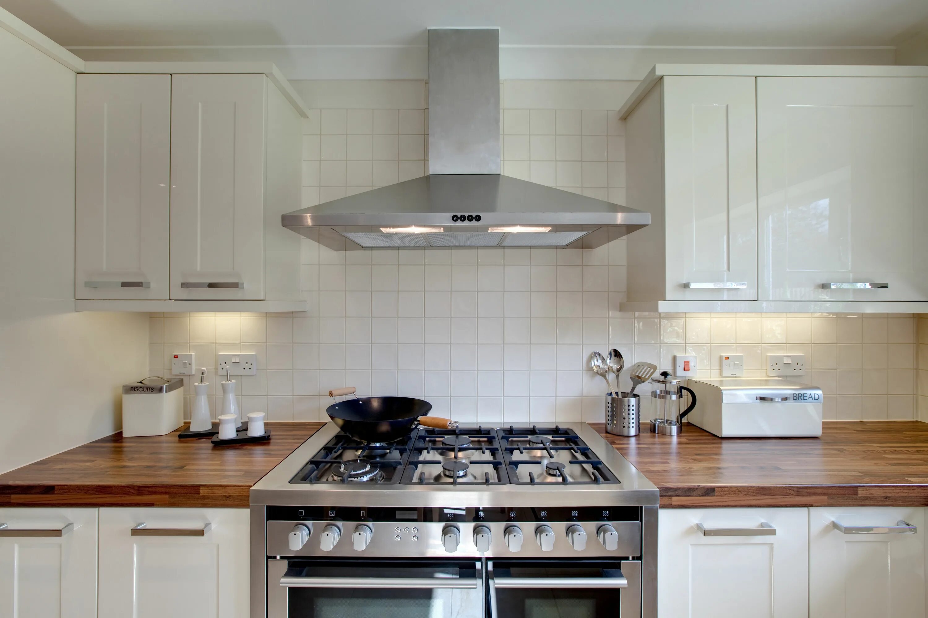 Кухня с газовой плитой дизайн фото Aucklandrangehoods.com is the website for Rangehoods NZ. The Company selects qua