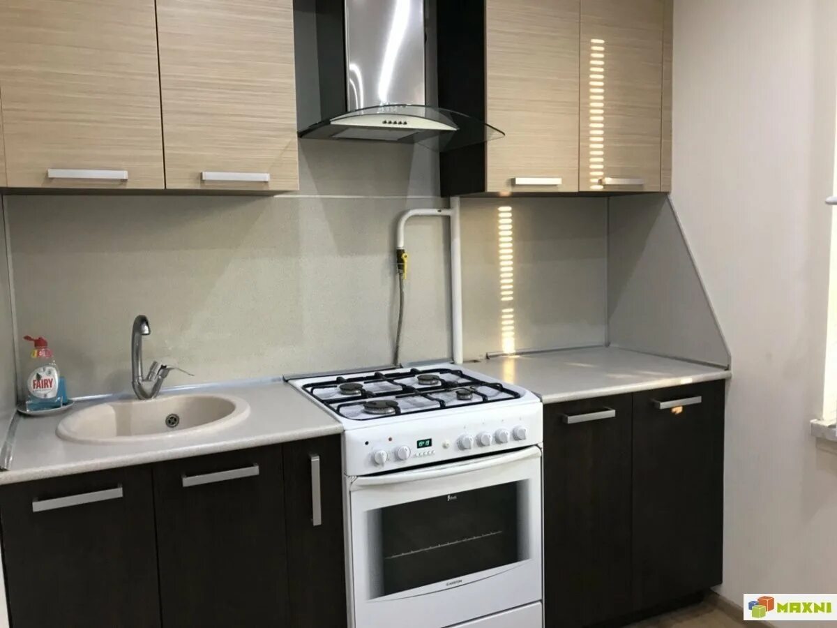 Кухня с газовой плитой фото Кухонный гарнитур с газовой плитой - Угловая кухня с мойкой для маленькой кухни 