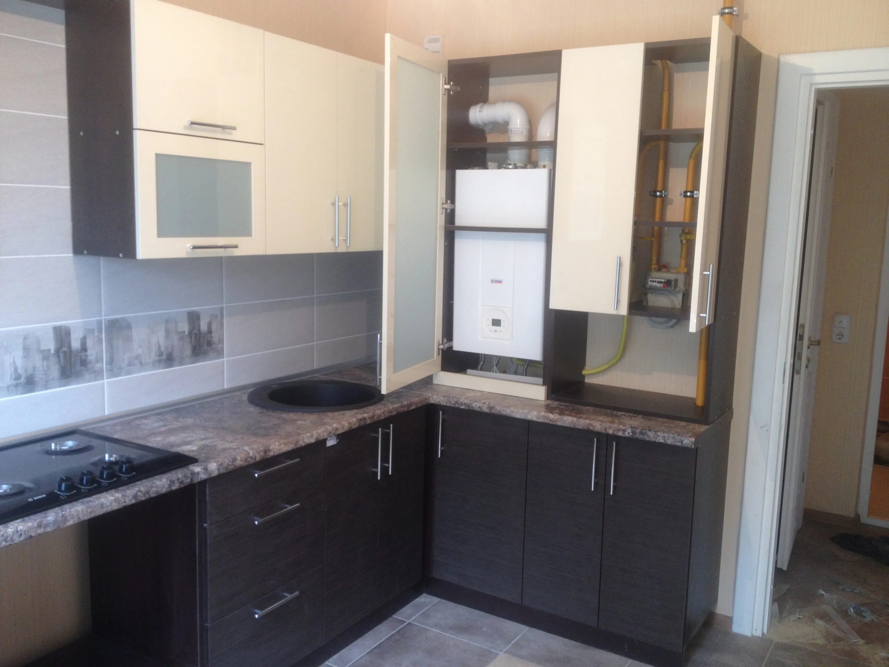 Кухня с индивидуальным отоплением дизайн фото Угловая кухня с пеналом для бойлера "Магия" (пример 248)