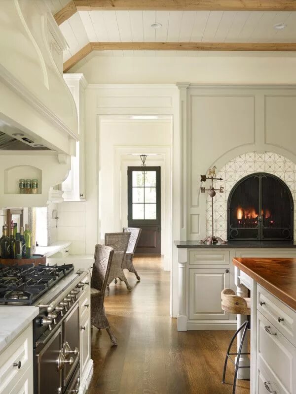Кухня с камином дизайн в доме Thoughtful Design Yields an AMAZING Southern Kitchen! Beautiful kitchens, Kitche
