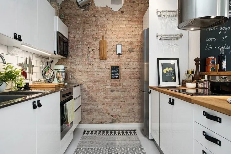 Кухня с кирпичной стеной фото дизайн Kyrkogatan 42B Alvhem Mäkleri och Interiör Small apartment kitchen, Apartment ki