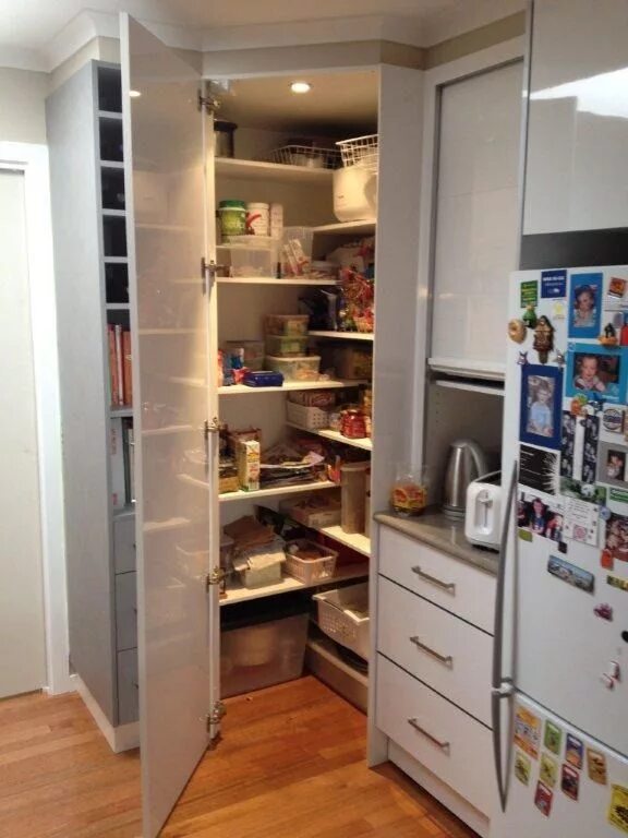 Кухня с кладовкой планировка Kitchen Reno’s - Before & After House Corner kitchen pantry, Kitchen pantry stor