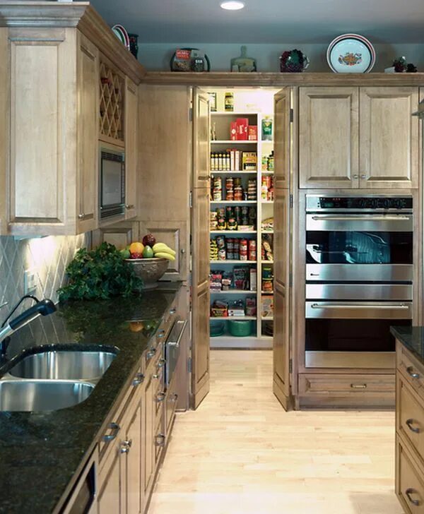 Кухня с кладовой в частном доме планировка 15 Kitchen Pantry Ideas With Form And Function Kitchen pantry design, Pantry des