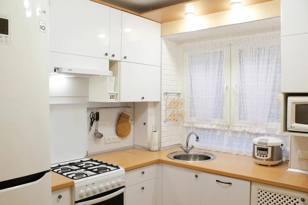 Кухня с колонкой в хрущевке планировка Кухня в хрущевке, 5кв.м Kitchen, Kitchen cabinets, Decor