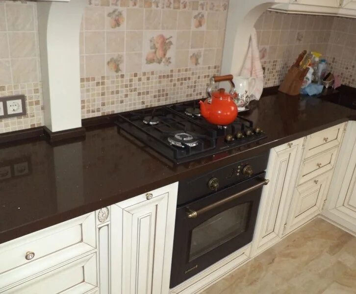 Кухня с коричневой столешницей фото Искусственный камень Hi Macs W-010 в Москве. Изготовление столешниц, подоконнико